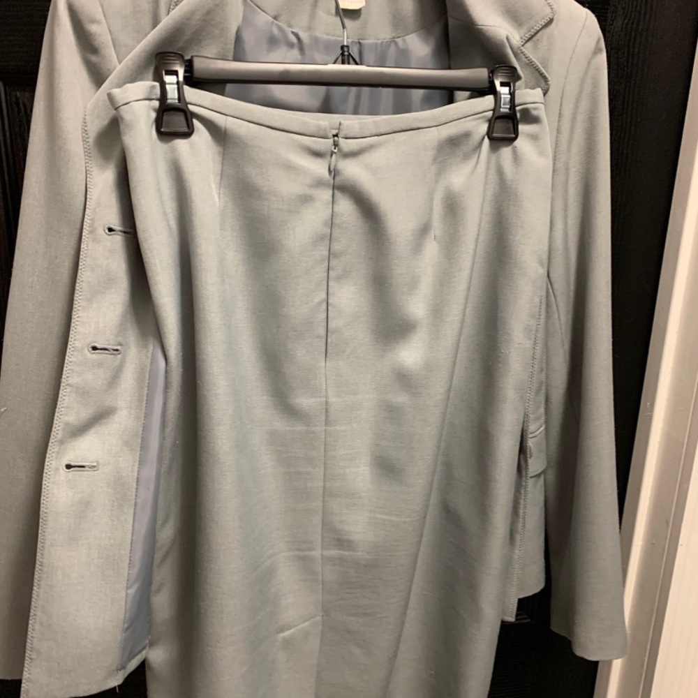 gray women’s suite with skirt worthington size 8